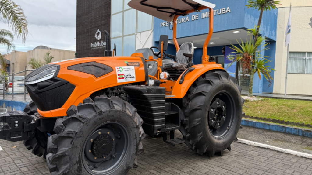 Imbituba recebe trator de grande porte para reforçar pesca artesanal e expandir serviços da Patrulha Mecanizada