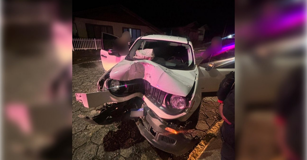 Condutor embriagado atinge poste e é preso em Rio do Sul