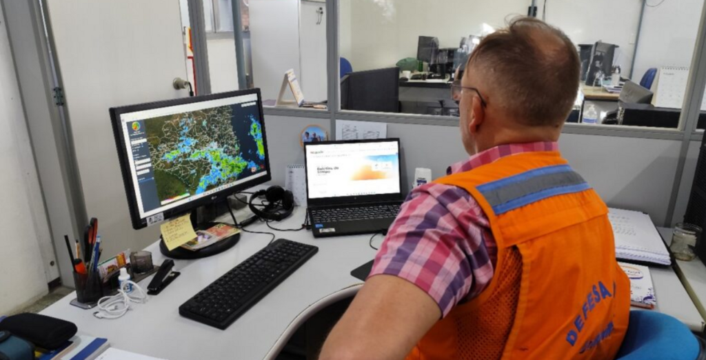 Rajadas de vento chegam a 64 km/h e provocam dezenas de ocorrências em Joinville