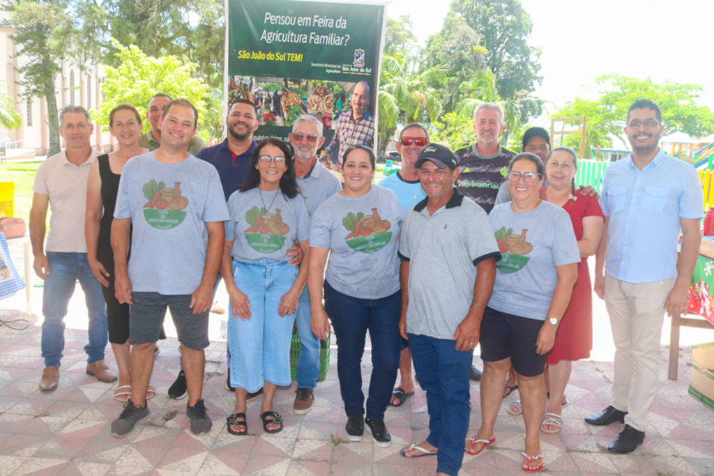 FEIRANTES COMEMORAM O IV ANIVERSÁRIO DA FEIRA DA AGRICULTURA FAMILIAR DO MUNICÍPIO