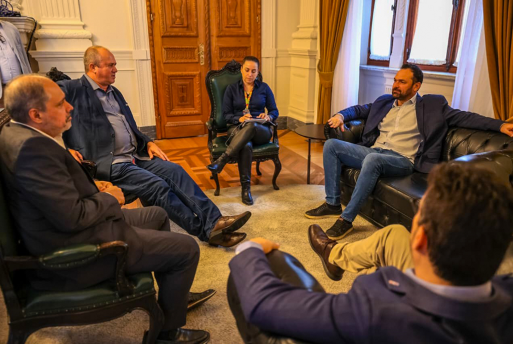 PREFEITO BETO ROLDÃO PARTICIPA DE REUNIÃO ESTRATÉGICA NA CASA CIVIL