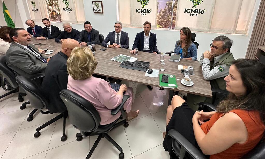 Em Brasília, prefeito Adriano Silva apresenta argumentos contra criação de Unidade de Conservação na área do Quiriri