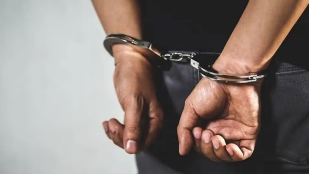 Imagem Reprodução Internet - Homem é detido após fugir da polícia e resistir à abordagem no bairro Portinho, em Laguna