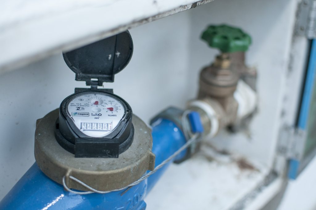 Águas de São Francisco do Sul orienta sobre caixa padrão e animais domésticos durante trabalho de leituristas