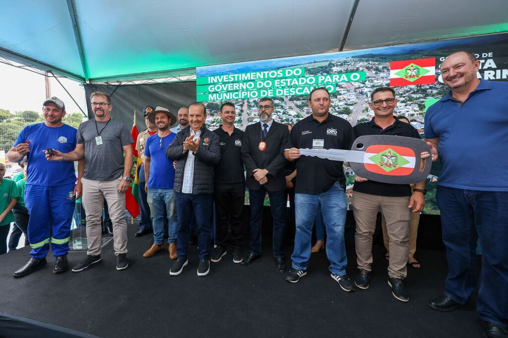 Jorginho Mello entrega maquinário e inaugura ruas asfaltadas em Descanso