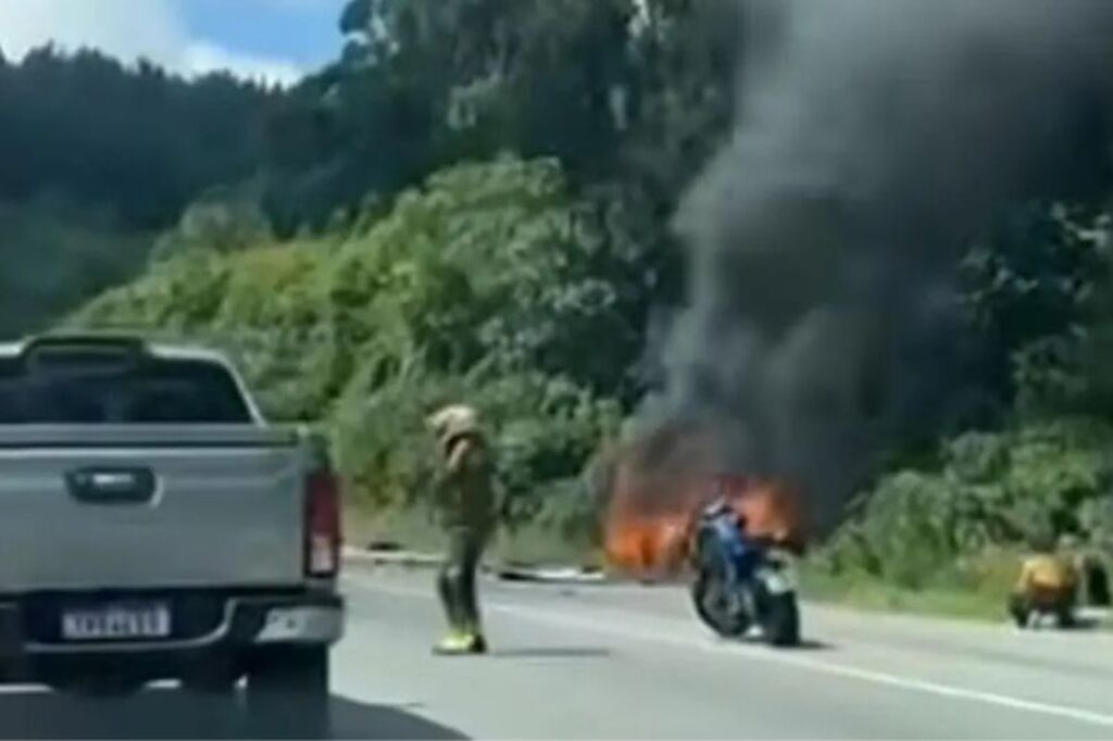 Renault Kwid entra em chamas na SC-418, deixando motorista e criança sem vida