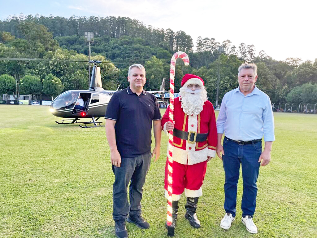PAPAI NOEL CHEGA DE HELICÓPTERO E ENCANTA NO NATAL LUZ E MAGIA 2025 LACERDÓPOLIS