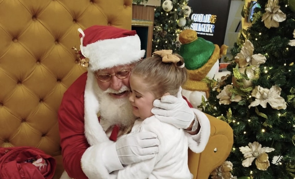 No Shopping Della, menina de 4 anos emociona ao presentear Papai Noel com cartinha em braile