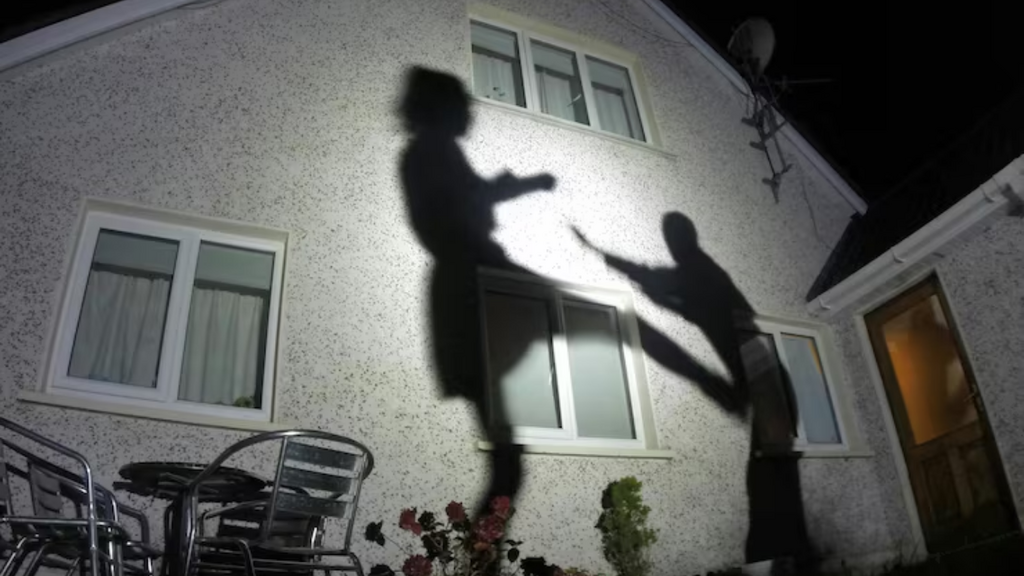 Imagem Freepik - Moradora é surpreendida por invasor durante a madrugada e enfrenta momento de terror dentro de casa em Garopaba