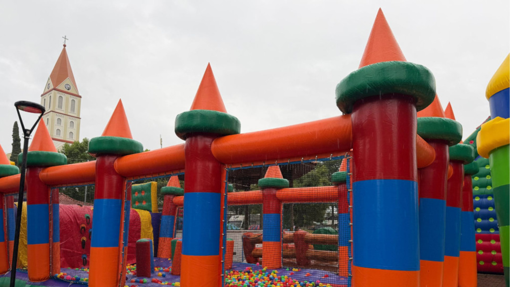 Natal em Família abre parque com brinquedos infláveis