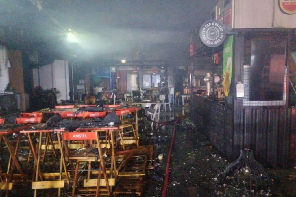 Incêndio destrói Oaze Food Hall, complexo gastronômico de Palhoça