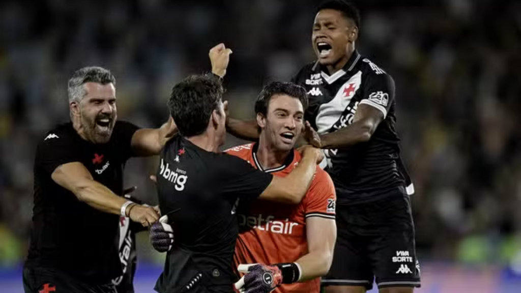 Imagem Reprodução Internet - Vasco vence batalha no clássico, elimina o Fluminense e volta a sonhar com título nacional