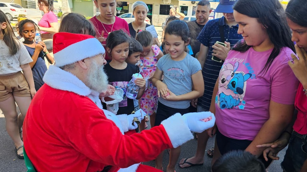 CHEGADA DO PAPAI NOEL EM SÃO JOÃO DO SUL: UMA TARDE DE ENCANTO E ALEGRIA PARA NOSSAS CRIANÇAS!