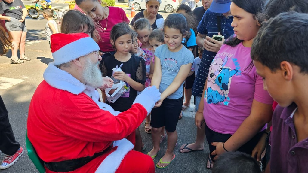 CHEGADA DO PAPAI NOEL EM SÃO JOÃO DO SUL: UMA TARDE DE ENCANTO E ALEGRIA PARA AS CRIANÇAS!