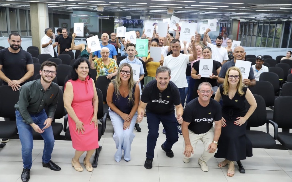 Sonho regularizado: Prefeitura de Criciúma entrega escrituras a 55 famílias