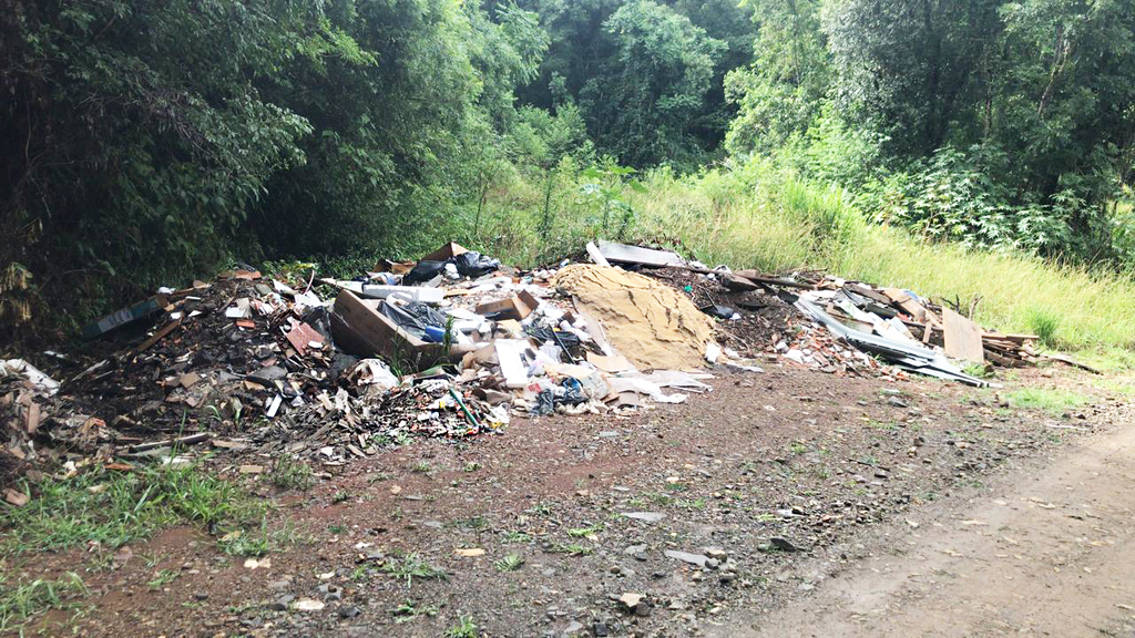 PREFEITURA DE PIRATUBA REALIZA LIMPEZA DE ENTULHO DESCARTADO IRREGULARMENTE NA LINHA MISSIONEIRO