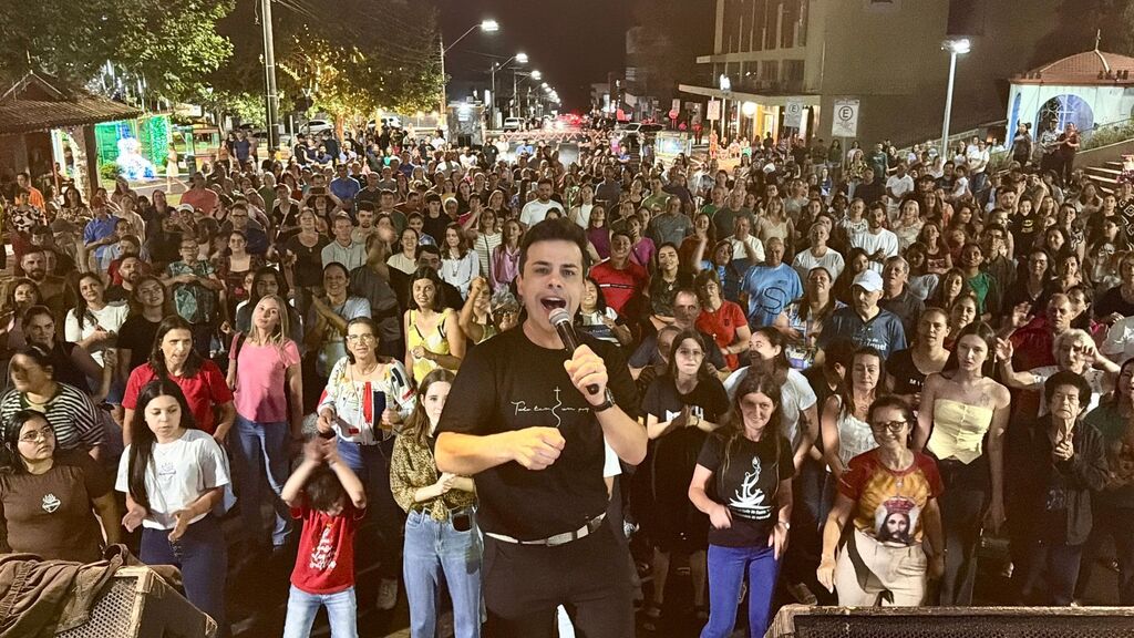 Fé e emoção conduzem noite de evangelização com Danilo Dyba em Canoinhas