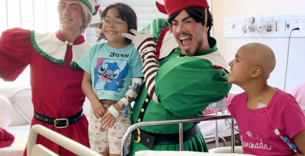 Personagens do Natal de Joinville levam encantamento a pacientes do Hospital Infantil