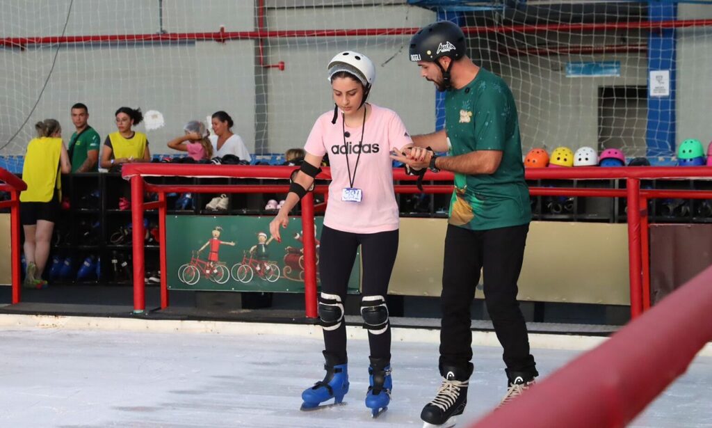 Técnica, segurança e diversão: como aproveitar a patinação no gelo no Natal de Joinville