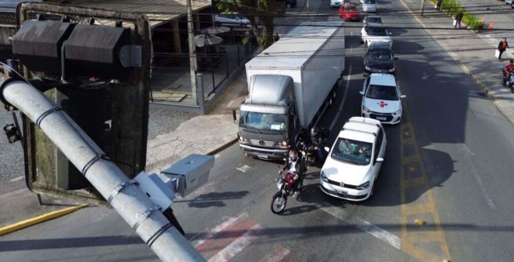 Semáforos inteligentes melhoram em até 25% a fluidez do trânsito em Joinville