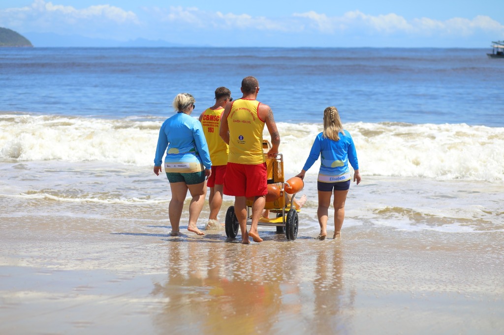 Programa Praia Acessível vai garantir banho de mar inclusivo até março de 2026 em São Francisco do Sul