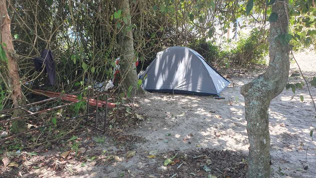 Fiscalização ambiental retira acampamentos irregulares na Enseada em São Francisco do Sul e reforça proibição na faixa de praia