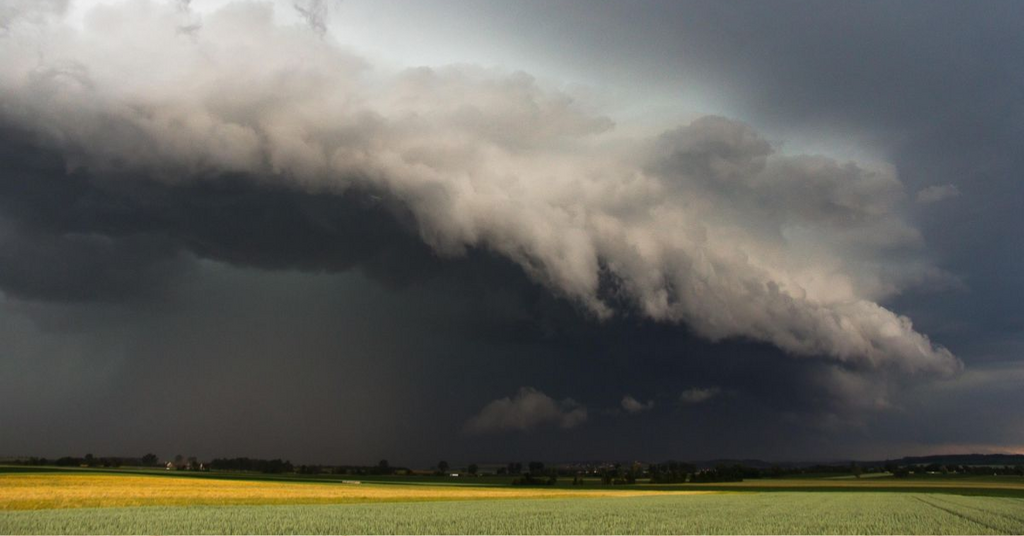 Alerta vermelho: Inmet prevê chuva extrema em três estados do Brasil até quarta-feira (17)