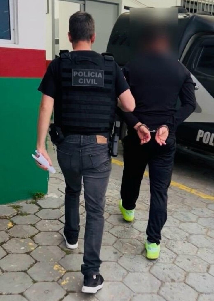 Operação conjunta da Polícia Civil cumpre mandados e apreende arma de fogo no Norte de Santa Catarina