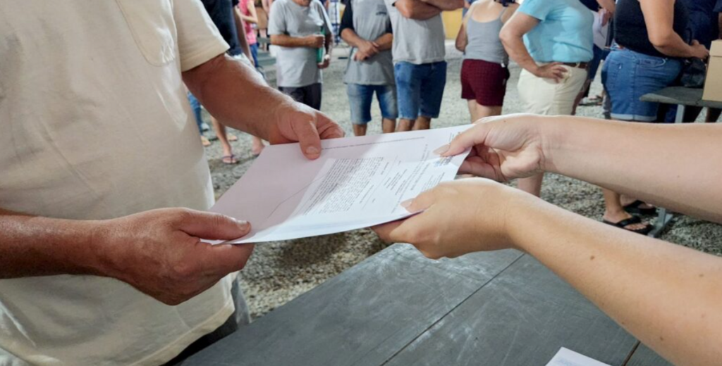 Após 37 anos, morador do bairro Fátima recebe escritura do terreno onde construiu sua história