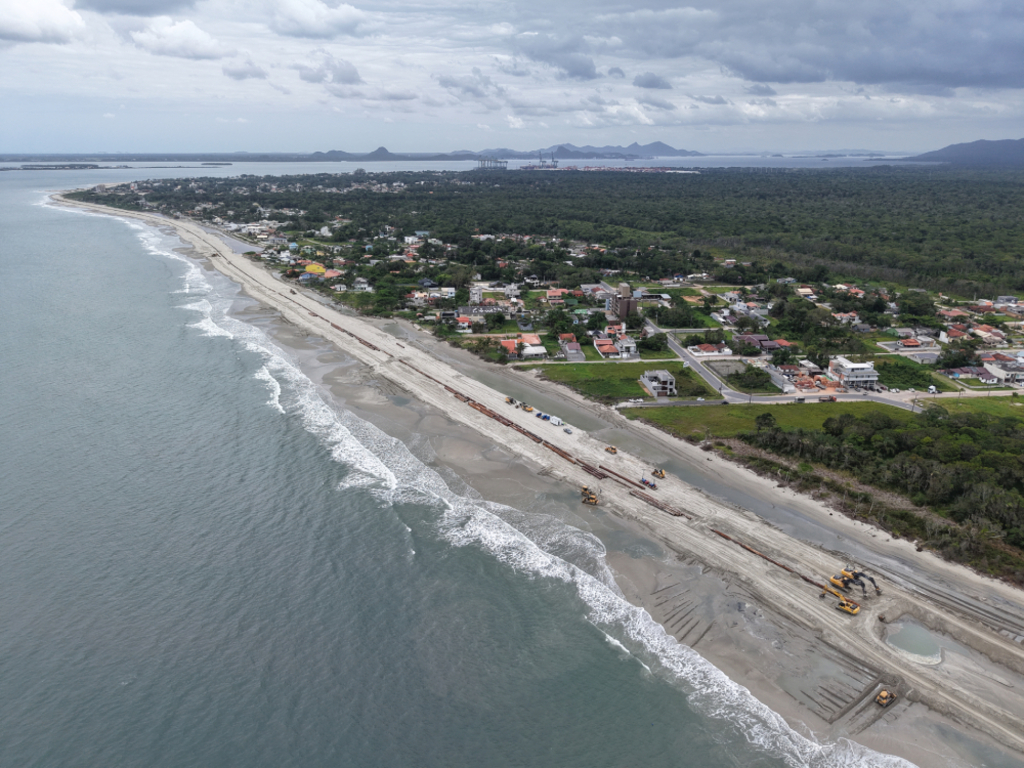 Metade da obra de engordamento da Praia de Itapoá já foi executada