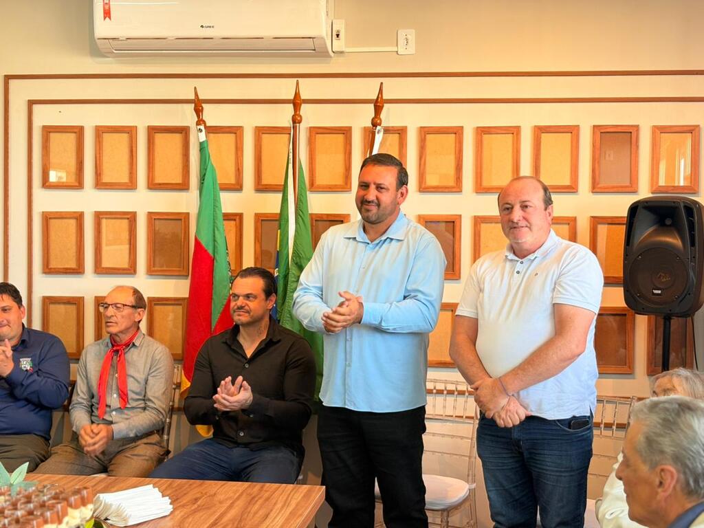 Prefeito Robito toma posse como presidente da AMUCSER 2026