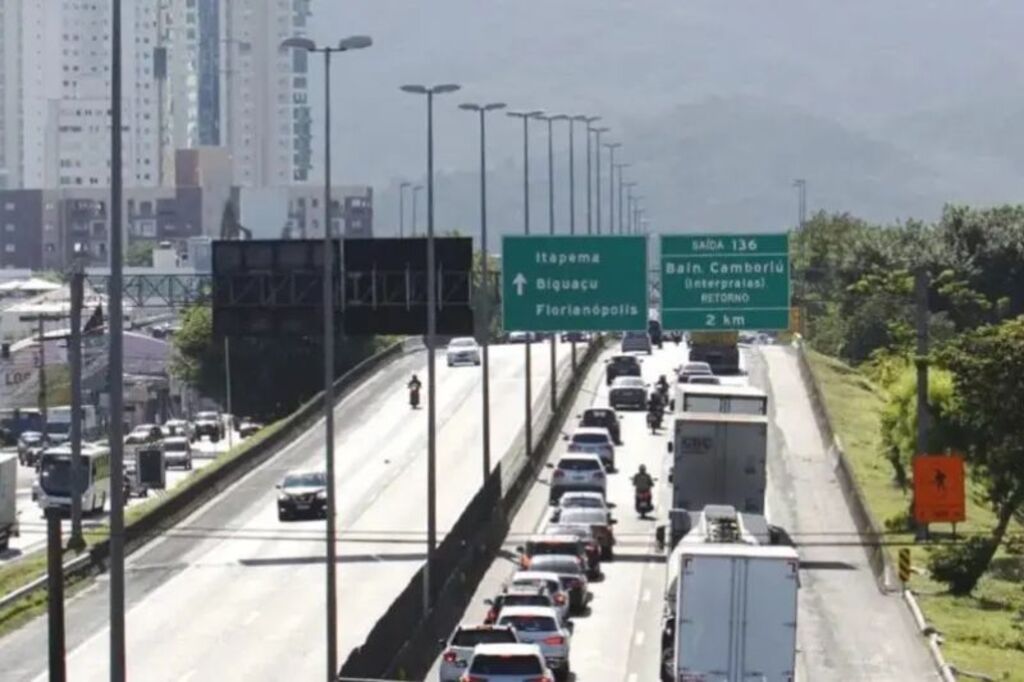 BR-101 enfrenta caos com acidentes e incêndios nesta quinta-feira