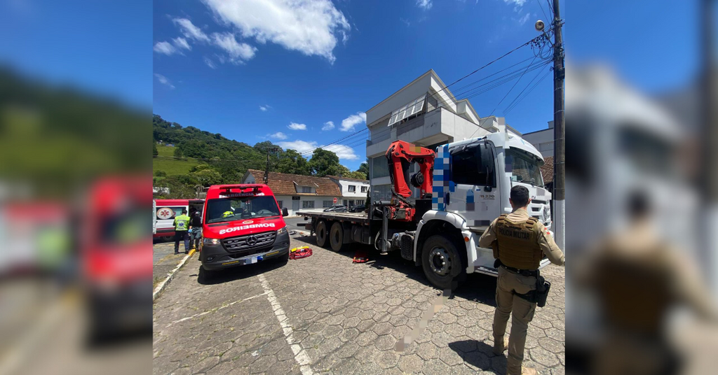 Acidente grave entre caminhão e motocicleta deixa uma pessoa morta em Ituporanga