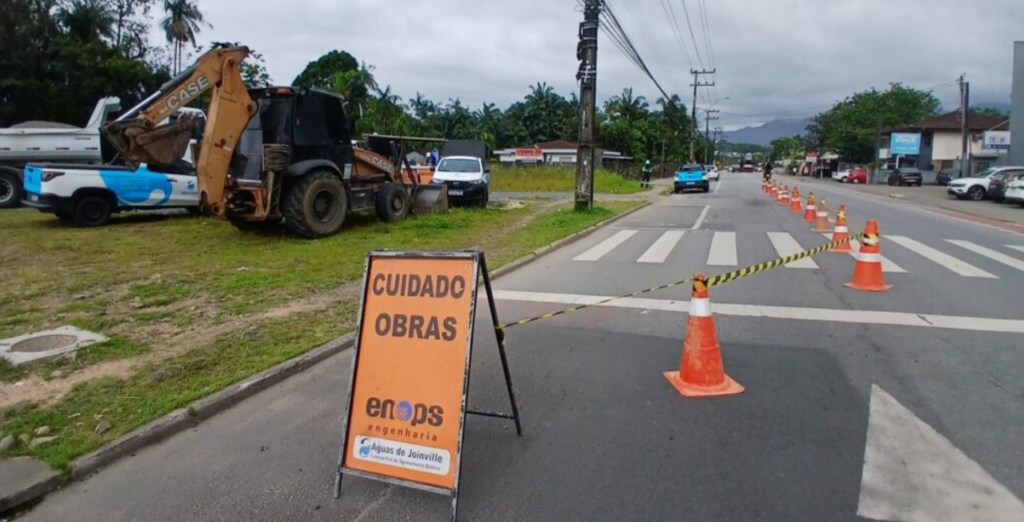 Companhia Águas de Joinville atua em serviços emergenciais no bairro Vila Nova