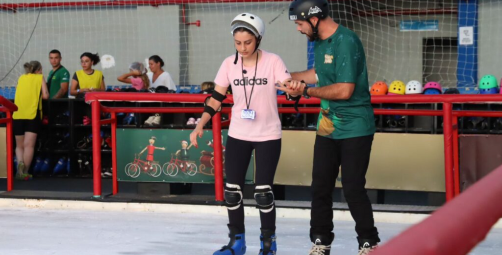 Pista de patinação do Natal de Joinville amplia horário de funcionamento