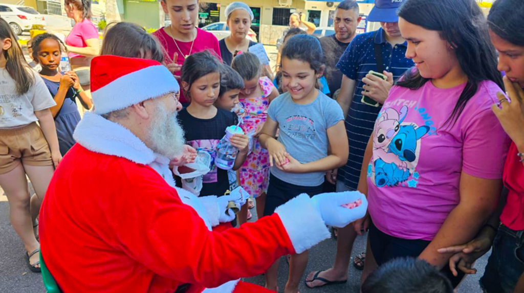 NATAL DAS ESCOLAS É REALIZADO NA PRAÇA CENTRAL
