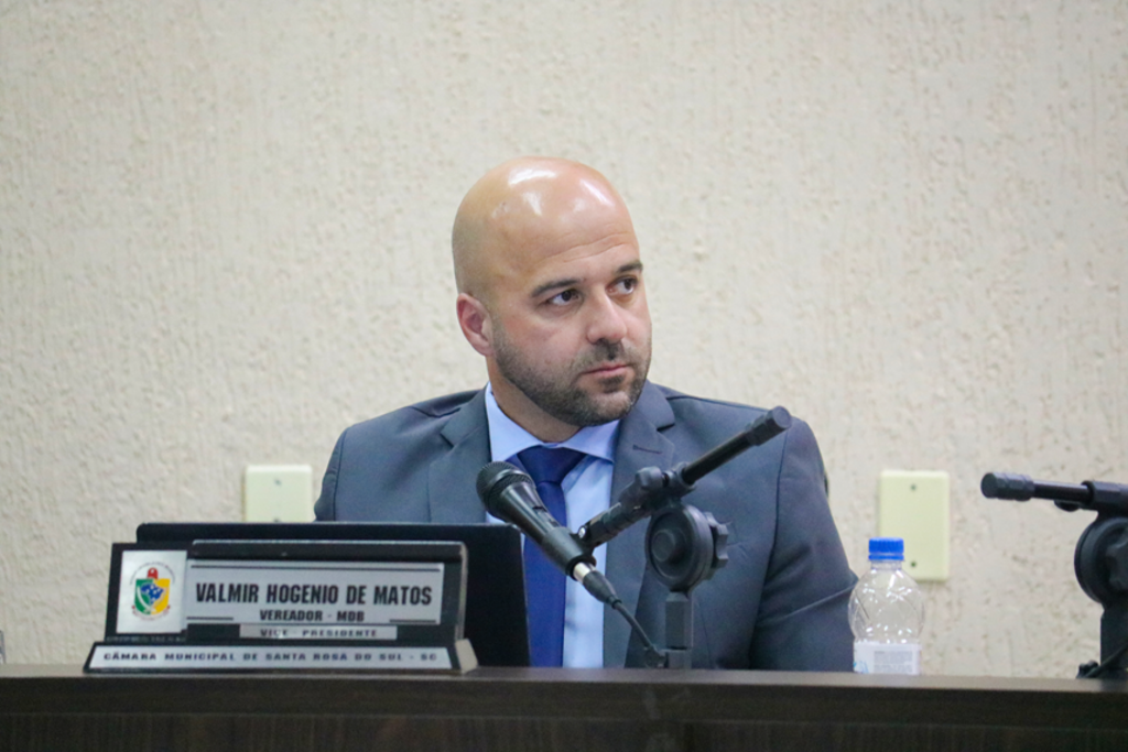 40ª SESSÃO ORDINÁRIA DO LEGISLATIVO DE SANTA ROSA DO SUL TEVE O COMANDO DO VEREADOR VALMIR HOGENIO