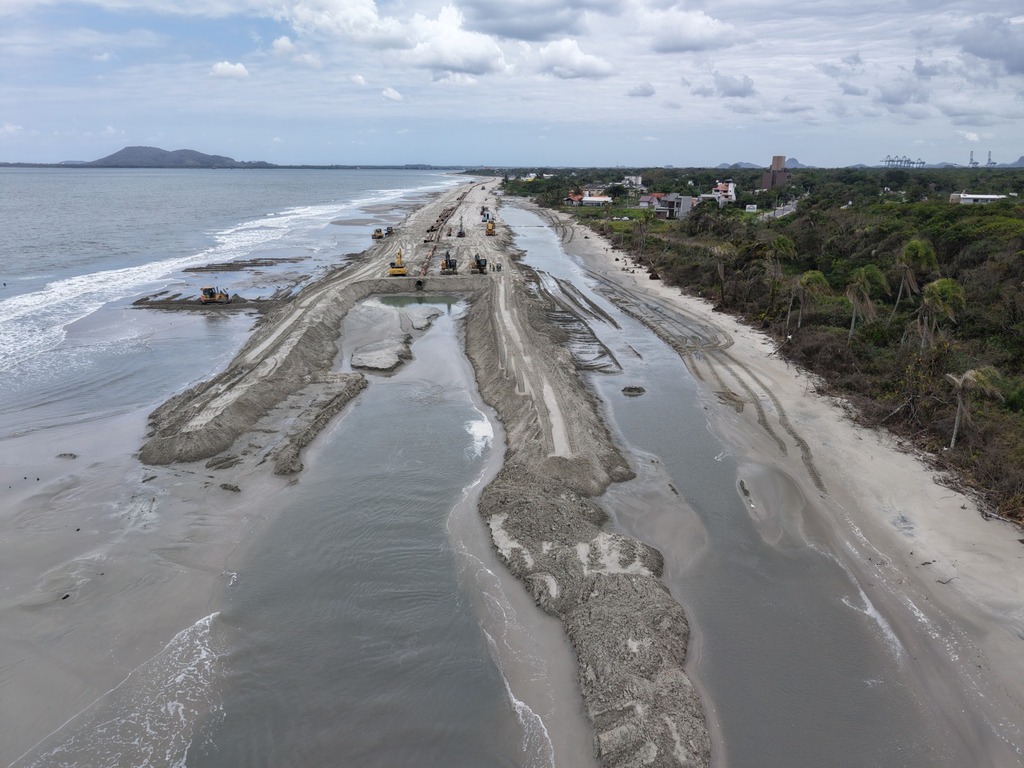Praia de Itapoá tem trechos liberados e interditados durante obras de engordamento
