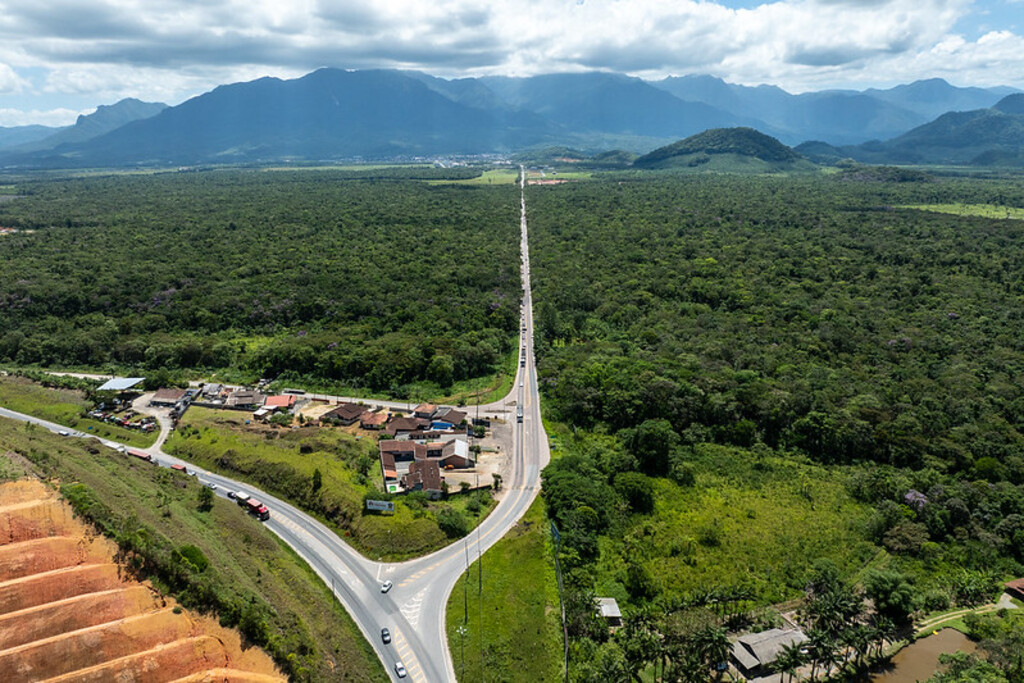 Governadores Jorginho Mello e Ratinho Júnior assinam convênio para duplicação da SC-417 entre Garuva e a BR-101
