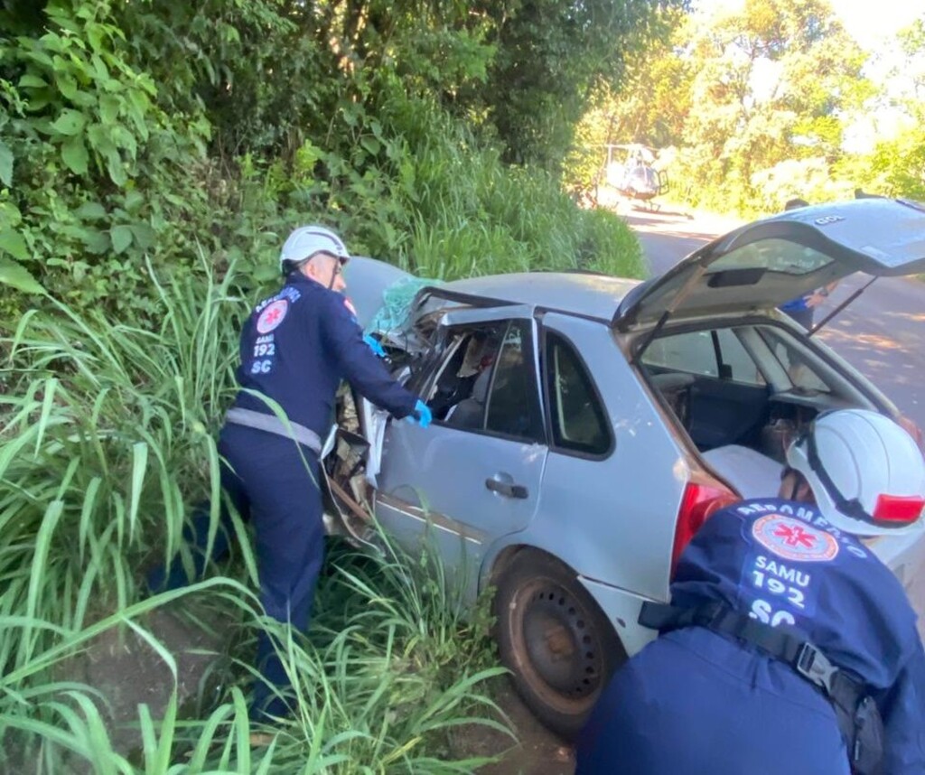 Jovem morre em acidente entre carro e caminhão na SC-159
