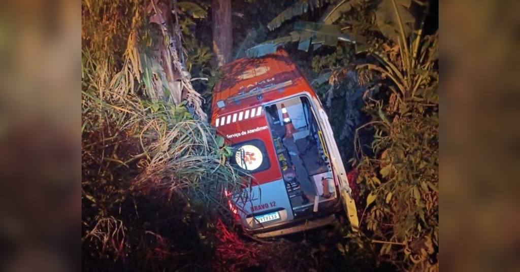 Homem rouba ambulância do SAMU, foge e provoca acidente em Ascurra