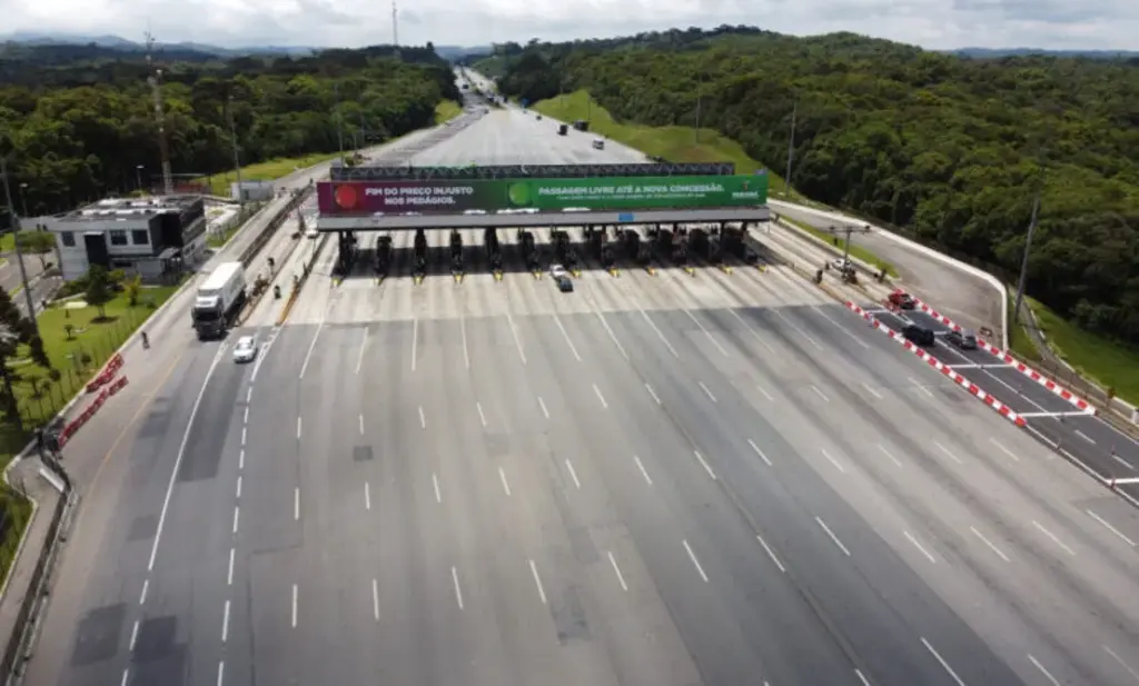 Acidente com incêndio em carretas interdita BR-116