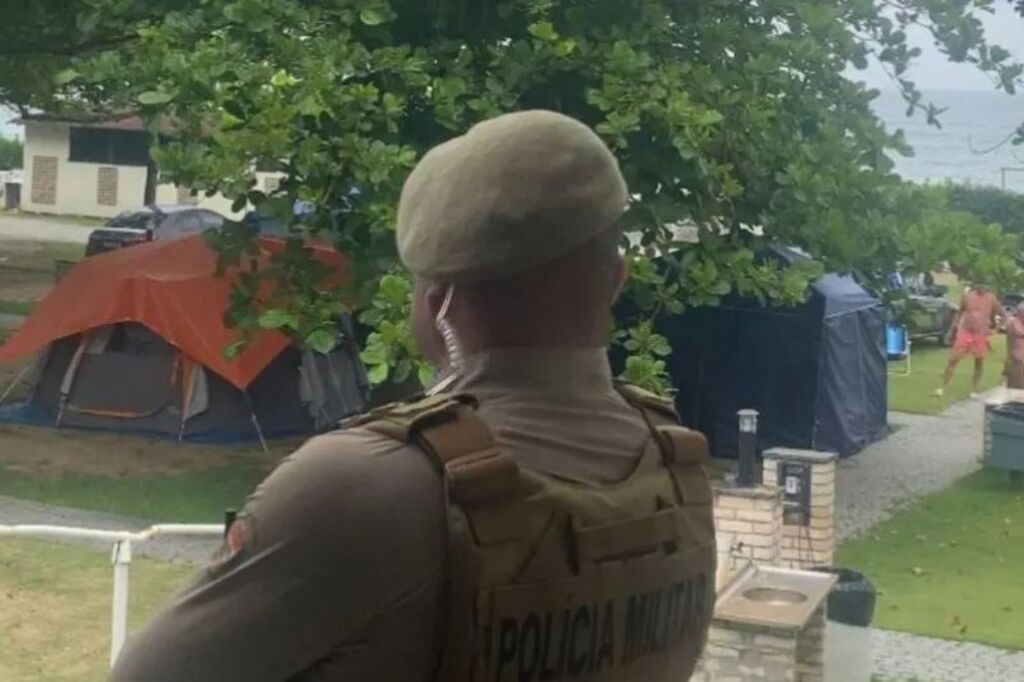 PM faz primeiro flagrante de peladão na Praia do Pinho após proibição do nudismo