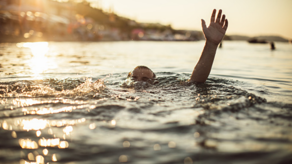 Banhistas são resgatados após ignorarem sinalização de perigo na Praia do Cavalinho, em Laguna