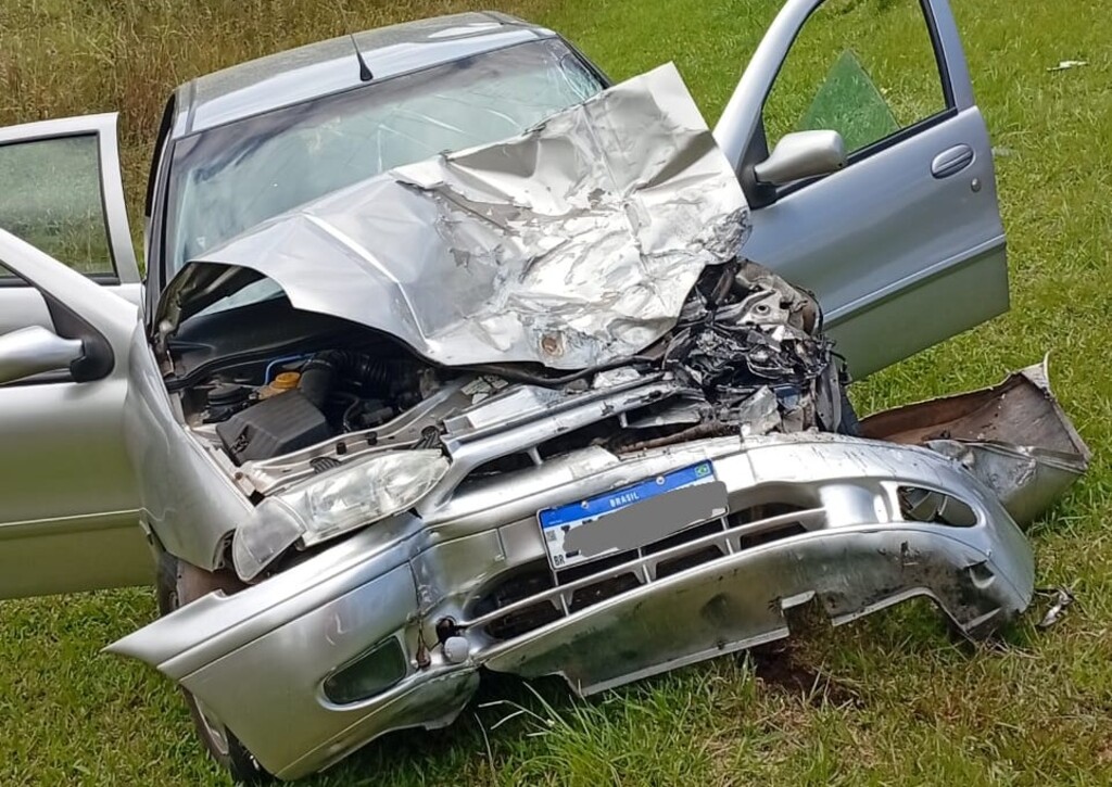 ACIDENTE ENTRE CARRO E CAMINHÃO É REGISTRADO EM SÃO JOÃO DO SUL