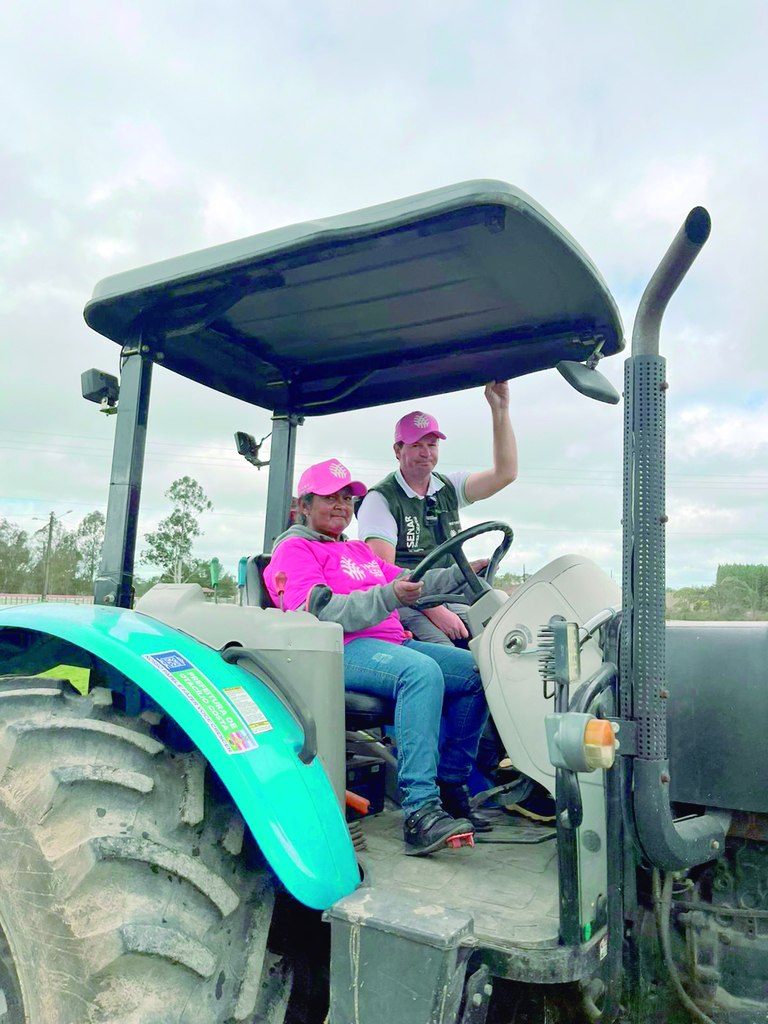 Mulheres se desafiam e aprendem a operar tratores