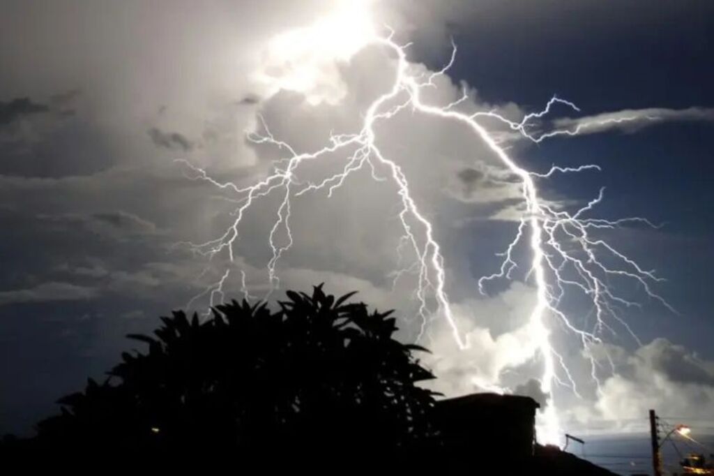 Inmet alerta 57 cidades de SC para chuvas intensas no Ano Novo