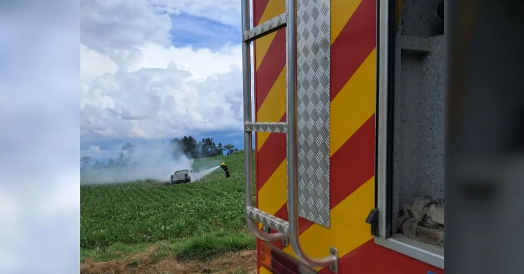 Motorista tenta atropelar bombeiros com trator e acaba baleado em Santa Catarina