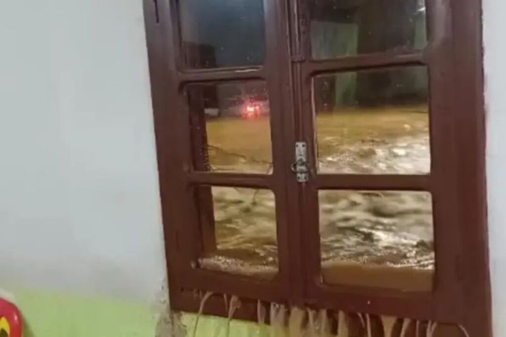 Treze Tílias decreta emergência após chuva torrencial alagar cidade