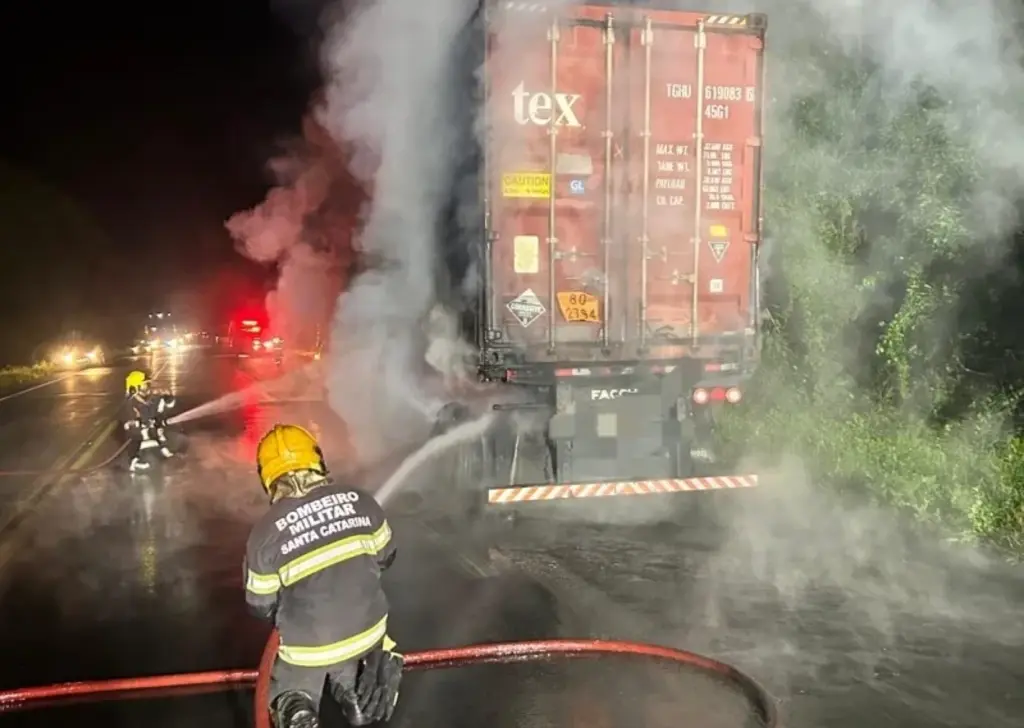 Incêndio em carreta carregada com baterias mobiliza Bombeiros em Joaçaba